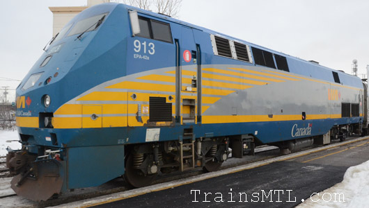 Locomotive VIA913 left side / coté gauche